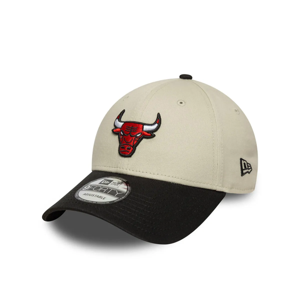 GORRA NEW ERA CHICAGO BULLS 9 FORTY BEIGE CON NEGRO LOGO ROJO